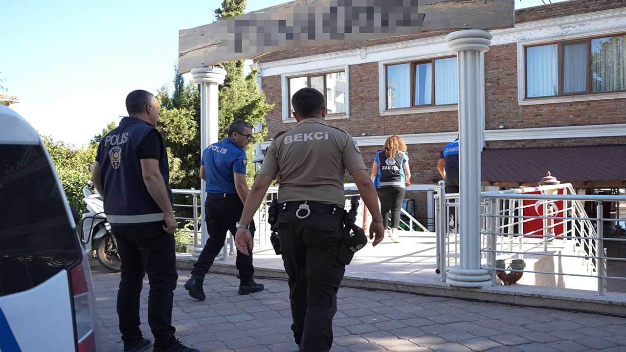 Gelibolu’da ahlaksızlığa ve çocuk istismarına neşter! AK Partili Belediye Başkanı Soyuak skandalın yaşandığı otelin kapısına kilit vurdu!