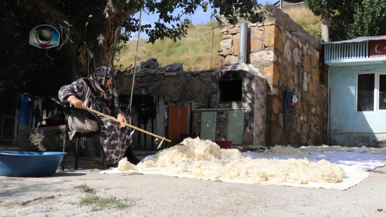 Foto - Gençler zahmetine girmiyor Sağlıklı yün yatak yorgan yerine sünger!