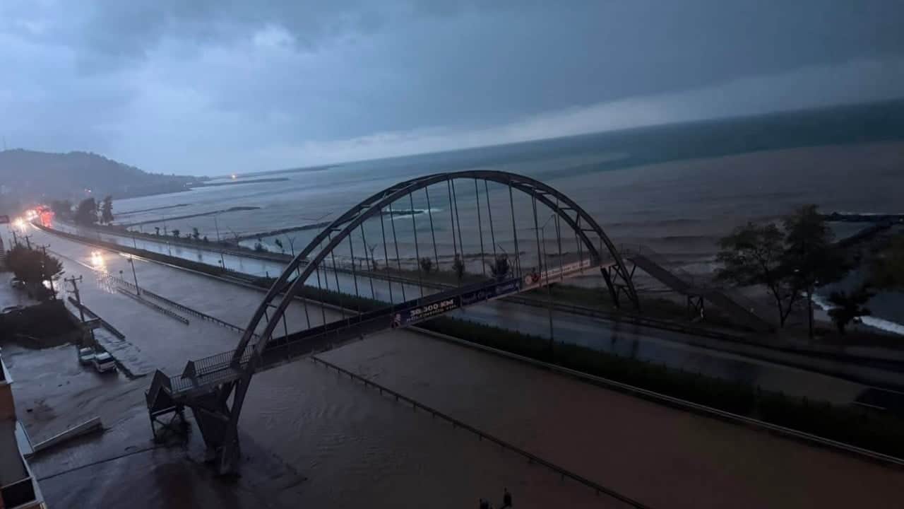 Foto - Giresun'da gece boyu süren sağanak hayatı felç etti! Karadeniz Sahil Yolu göle döndü!