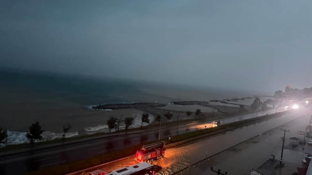 Foto - Giresun'da gece boyu süren sağanak hayatı felç etti! Karadeniz Sahil Yolu göle döndü!