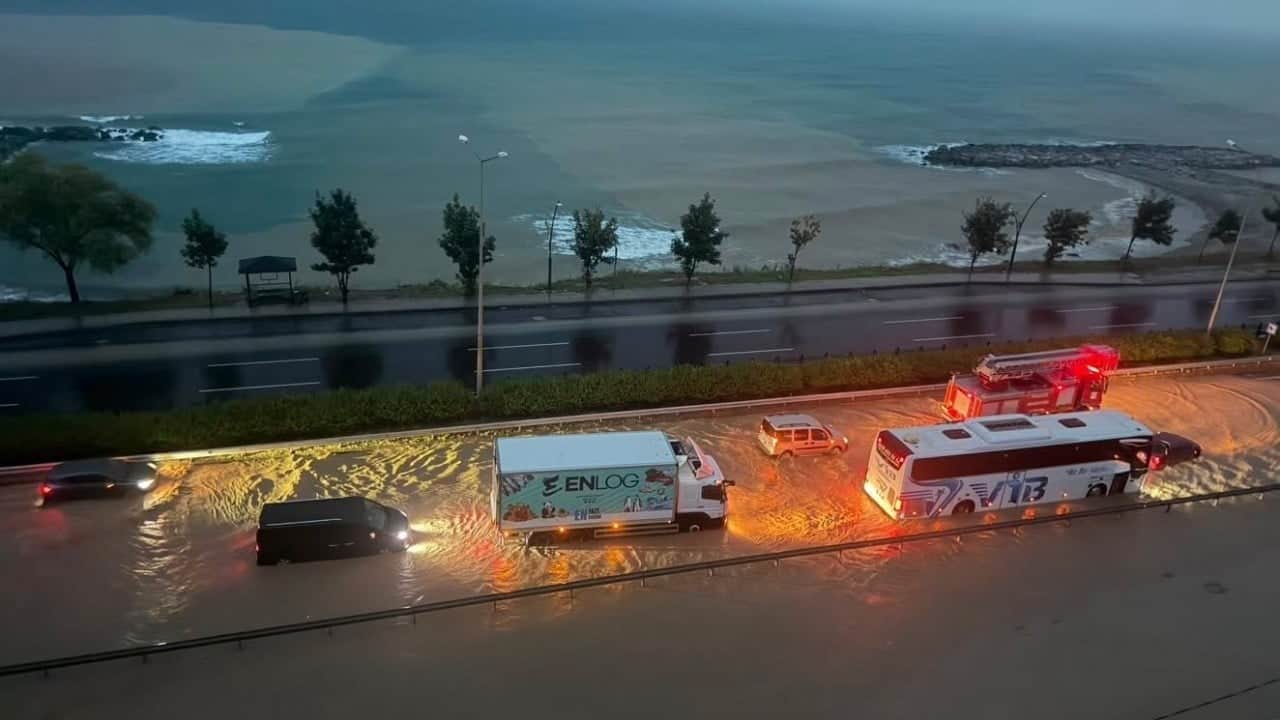 Giresun'da gece boyu süren sağanak hayatı felç etti! Karadeniz Sahil Yolu göle döndü!
