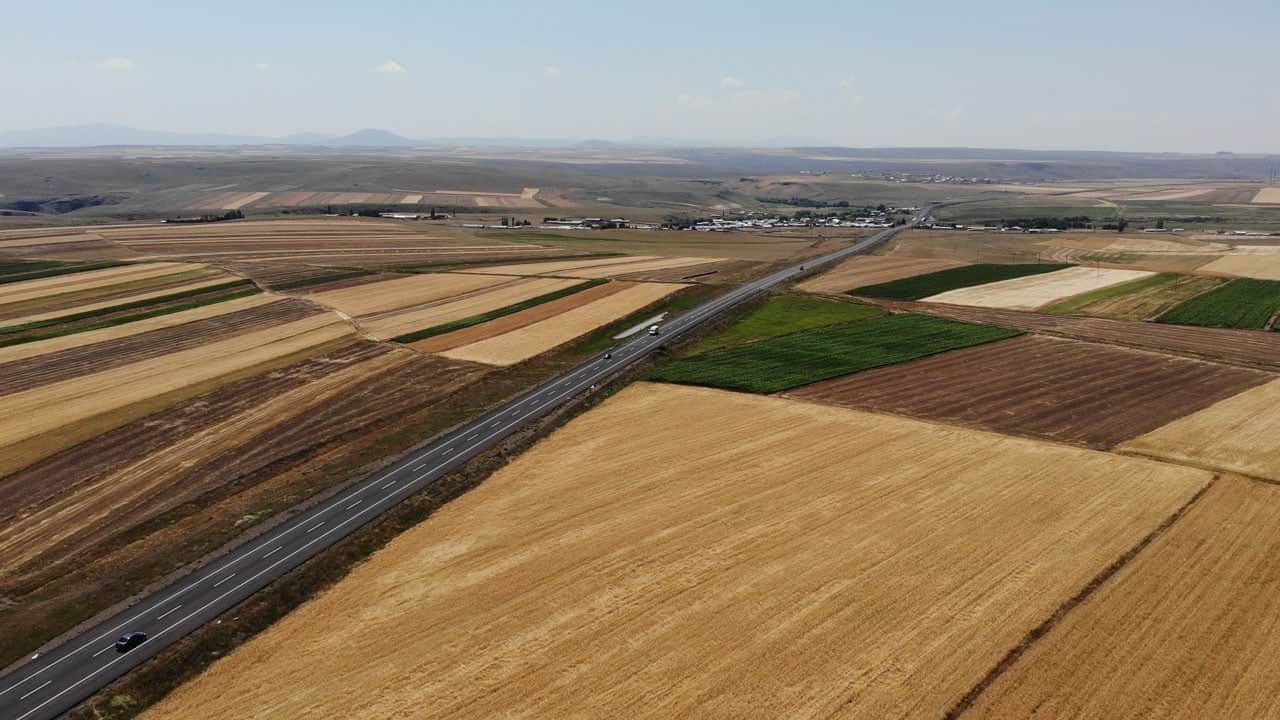 Foto - Gökyüzünden bakınca bambaşka görünüyor! Kars’ın tarlaları dev bir kilimi andırdı