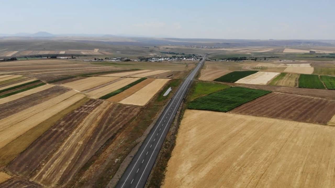 Foto - Gökyüzünden bakınca bambaşka görünüyor! Kars’ın tarlaları dev bir kilimi andırdı