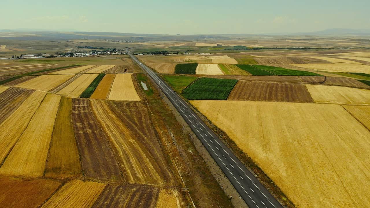 Gökyüzünden bakınca bambaşka görünüyor! Kars’ın tarlaları dev bir kilimi andırdı