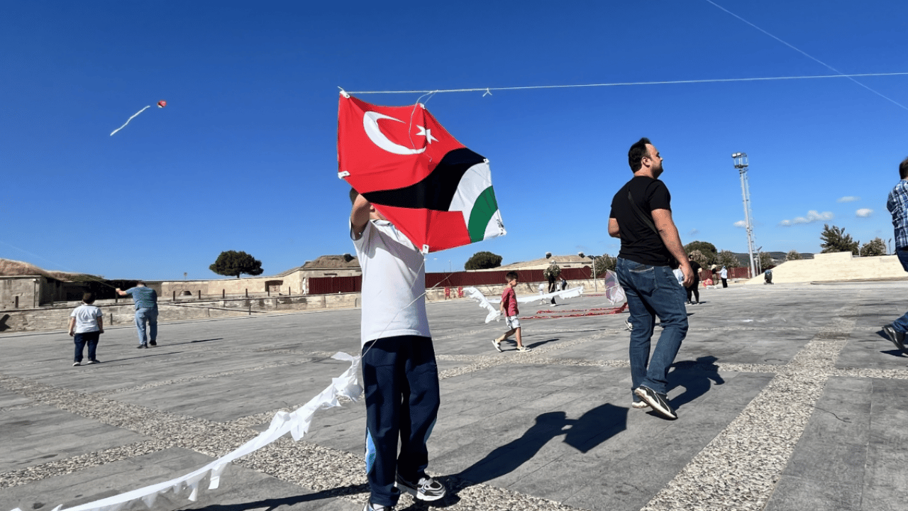 Foto - Gökyüzünden özgürlük mesajı verdiler: Uçurtmalar Gazzeli çocuklar için uçtu