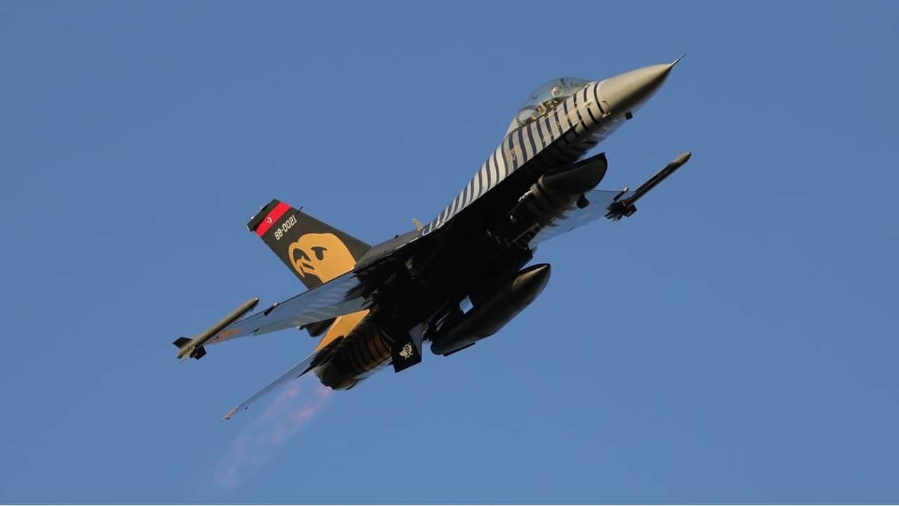 Foto - Gökyüzüne Türk imzası: F-16’larımızın biri kalktı, biri indi