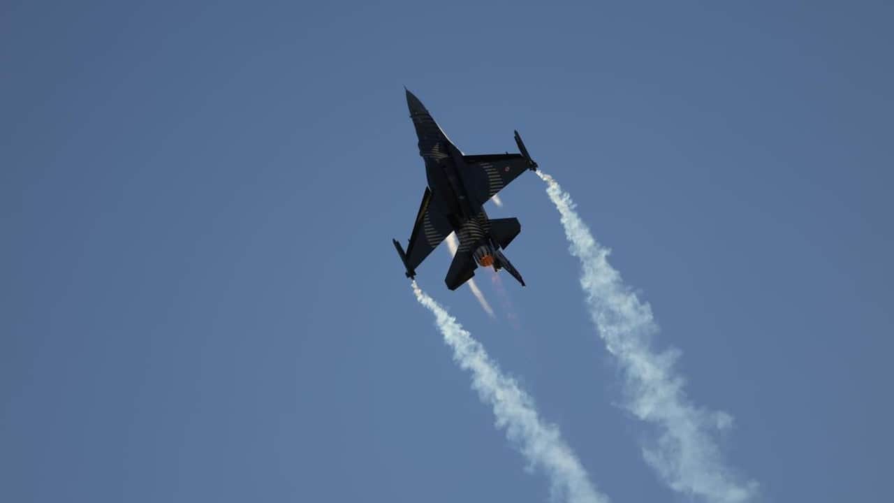 Foto - Gökyüzüne Türk imzası: F-16’larımızın biri kalktı, biri indi