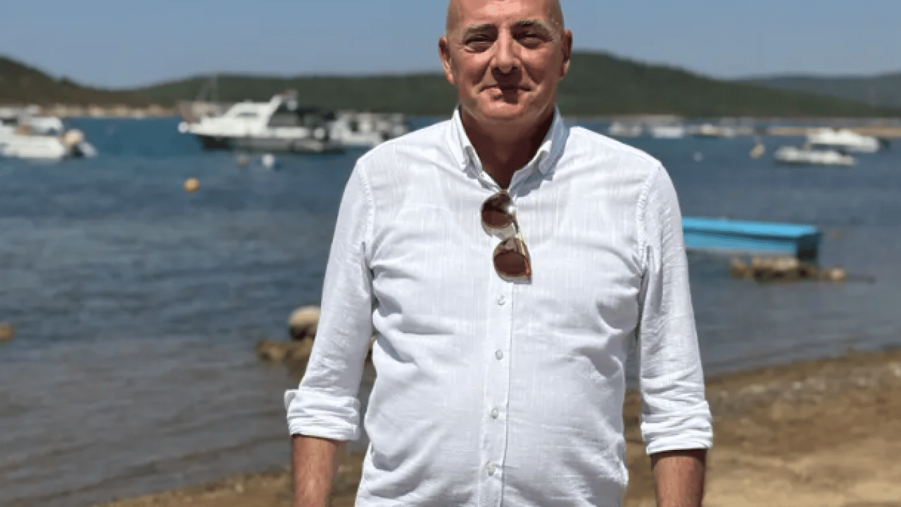 Foto - Gören dönüp bir daha bakıyor! Denizin ortasından yürüyerek geçiyorlar!
