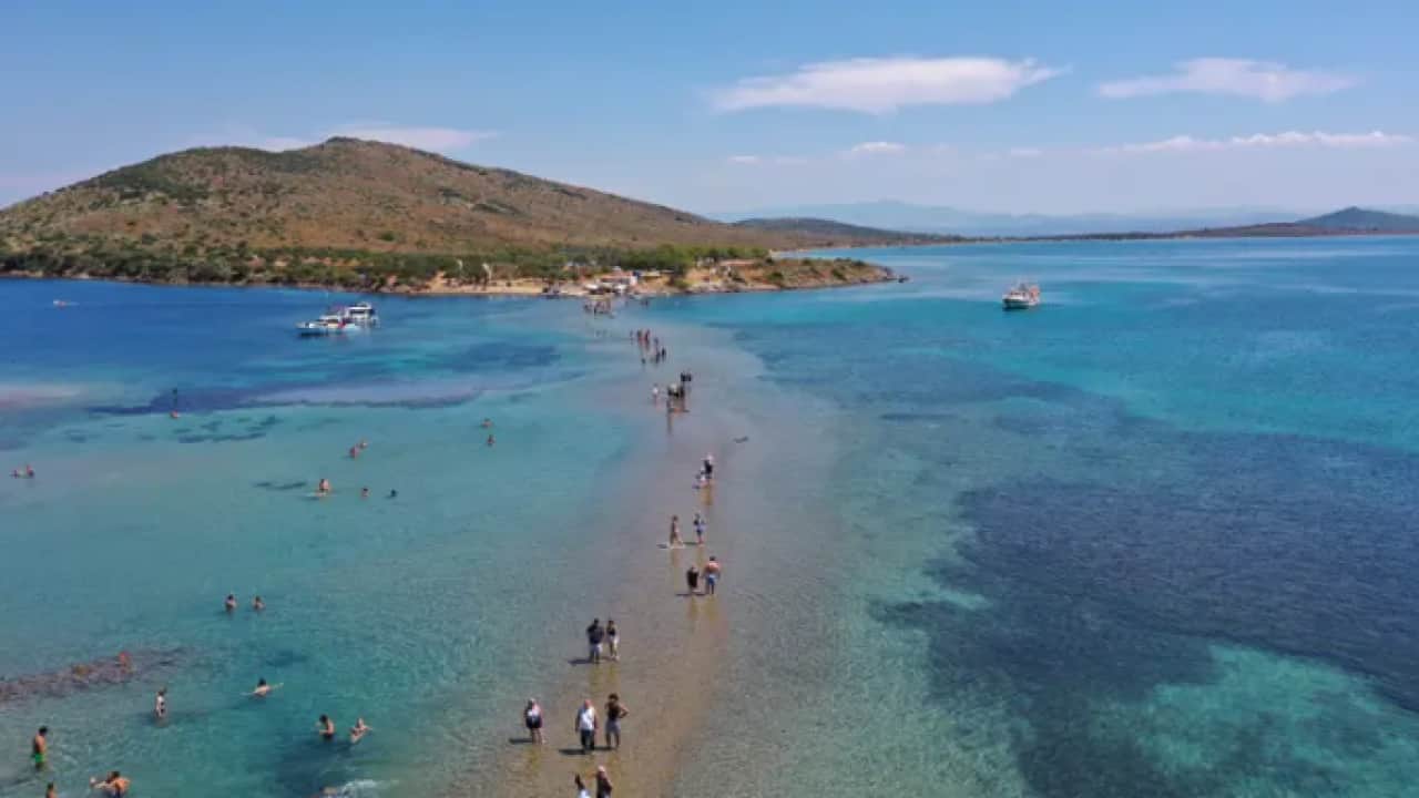 Foto - Gören dönüp bir daha bakıyor! Denizin ortasından yürüyerek geçiyorlar!