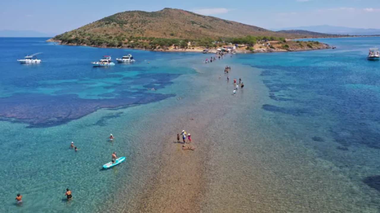 Foto - Gören dönüp bir daha bakıyor! Denizin ortasından yürüyerek geçiyorlar!