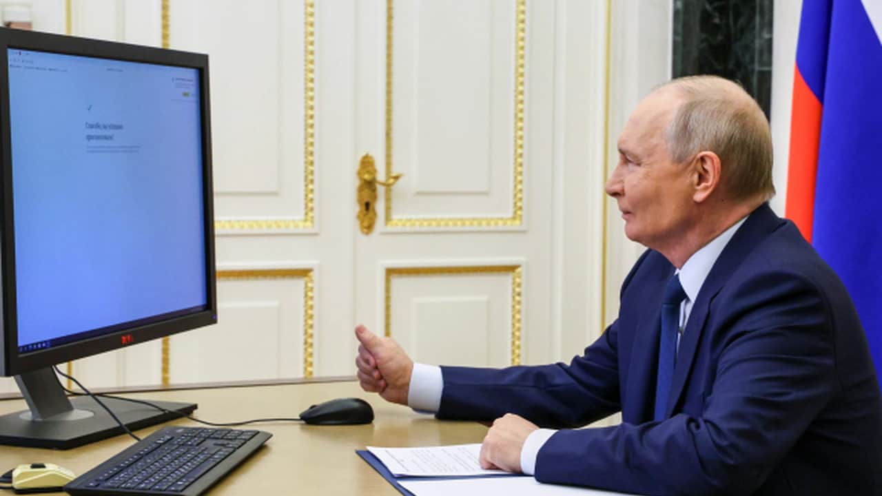 Foto - Görenler "Bu nasıl olur" diyor! Putin’in bilgisayarındaki detay ağızları açık bıraktı