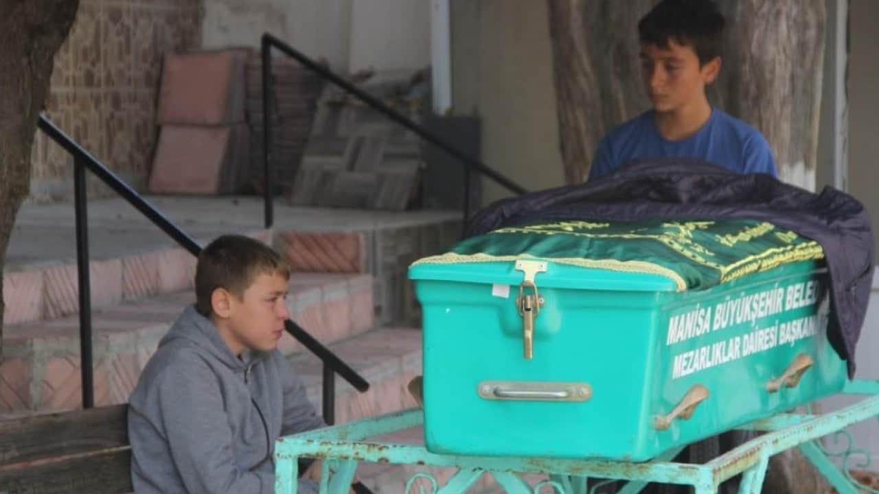 Foto - Görüntü yürekleri dağladı! Maden kazasında hayatını kaybeden babaya hüzünlü veda