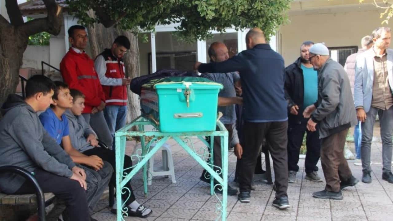Foto - Görüntü yürekleri dağladı! Maden kazasında hayatını kaybeden babaya hüzünlü veda