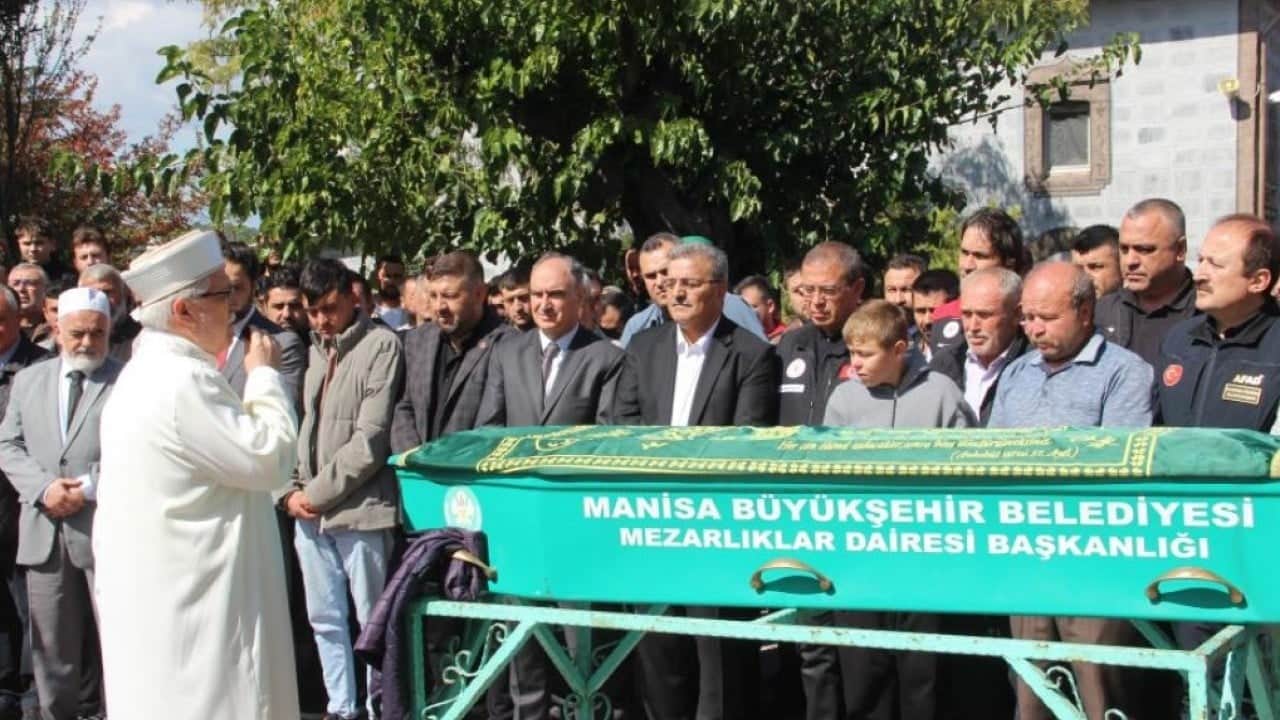 Foto - Görüntü yürekleri dağladı! Maden kazasında hayatını kaybeden babaya hüzünlü veda