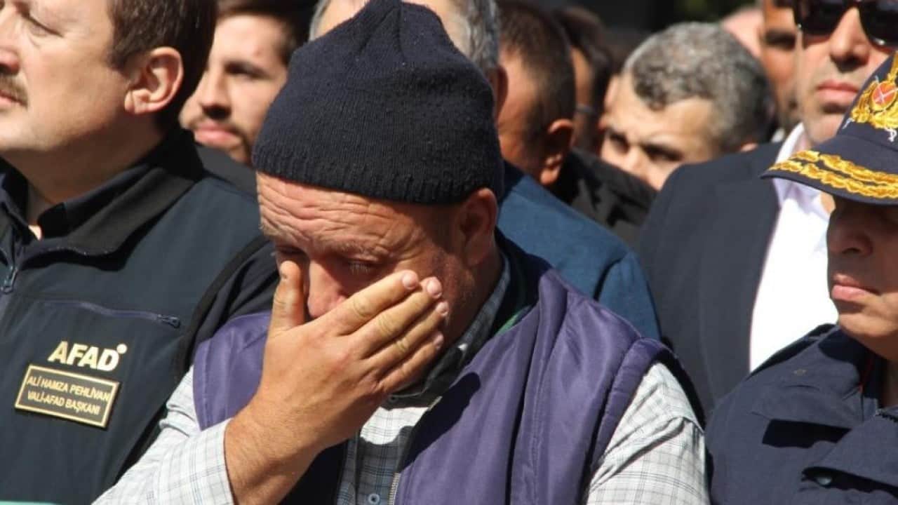 Foto - Görüntü yürekleri dağladı! Maden kazasında hayatını kaybeden babaya hüzünlü veda
