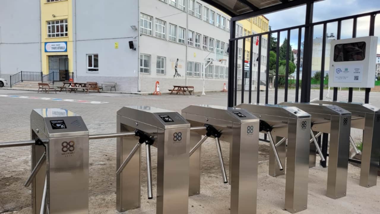 Foto - Güvenlik önlemleri had safhada: Bir okula daha turnike konuldu