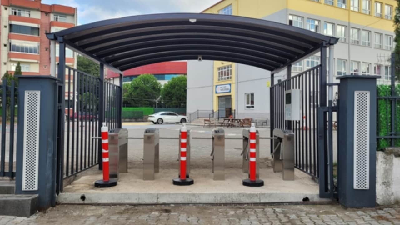 Foto - Güvenlik önlemleri had safhada: Bir okula daha turnike konuldu