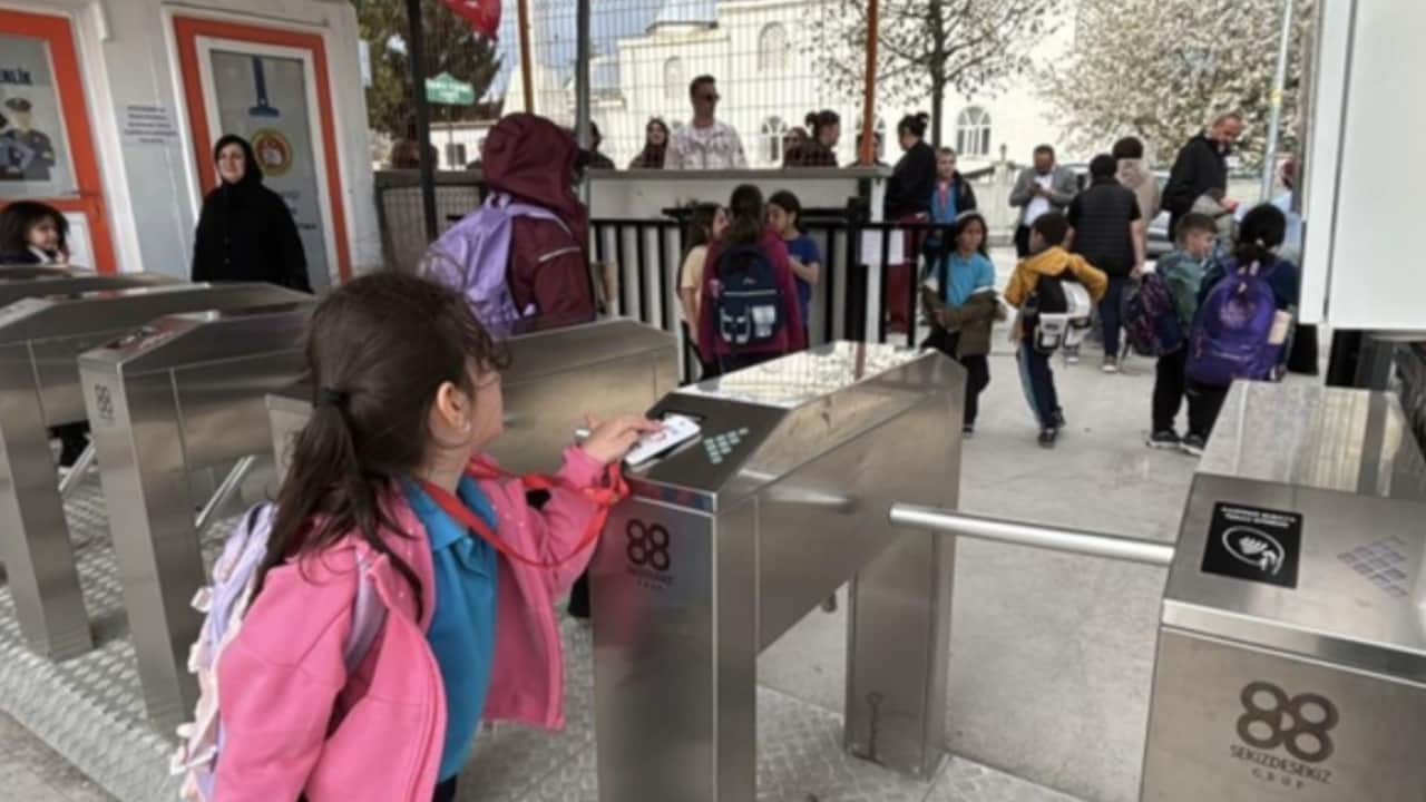 Foto - Güvenlik önlemleri had safhada: Bir okula daha turnike konuldu