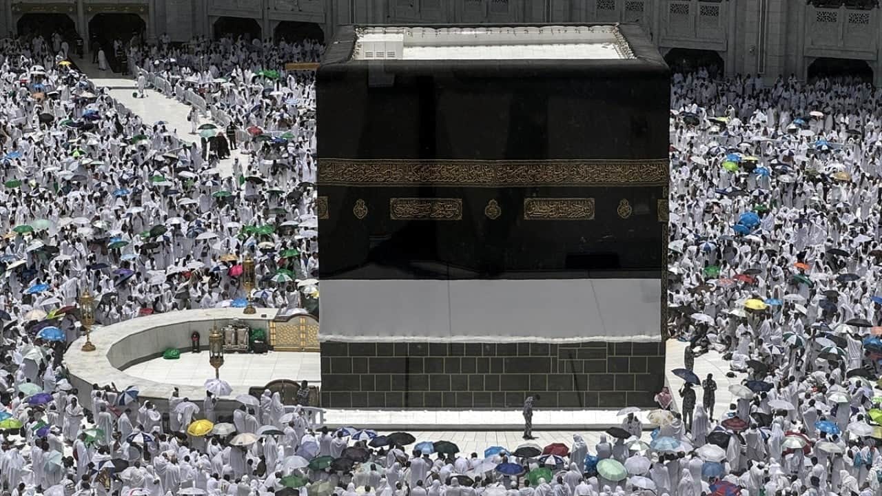 Hacı adayları Kurban Bayramı öncesi son cuma namazını Kabe'de kıldı