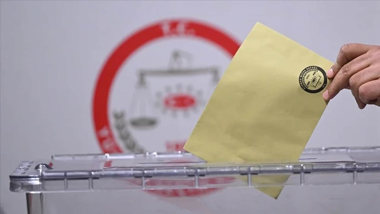 Foto - Hakan Bayrakçı son seçim anketinde gündeme oturan detayı açıkladı: Parti 4 puan birden kaybetti
