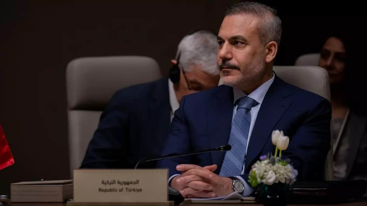 Foto - Hakan Fidan toplantıda masaya yumruğunu vurdu! 12 ülkenin imzalayacağı metin son anda değişti
