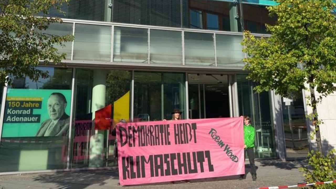 Foto - Halatlara dikkat! Alman Başbakan Merz’e benzersiz protesto