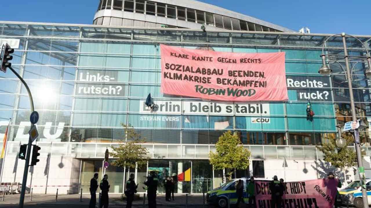Foto - Halatlara dikkat! Alman Başbakan Merz’e benzersiz protesto