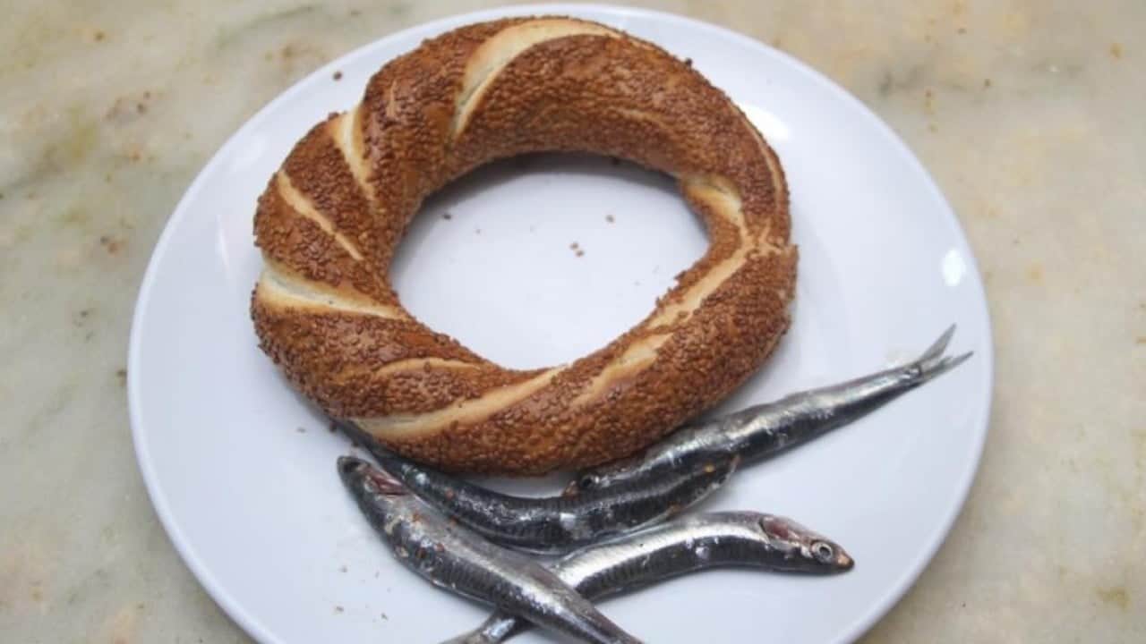 Foto - Hamsi ve simit aynı tabakta buluştu! ’Balık ekmek oluyorsa balık simit de olur’