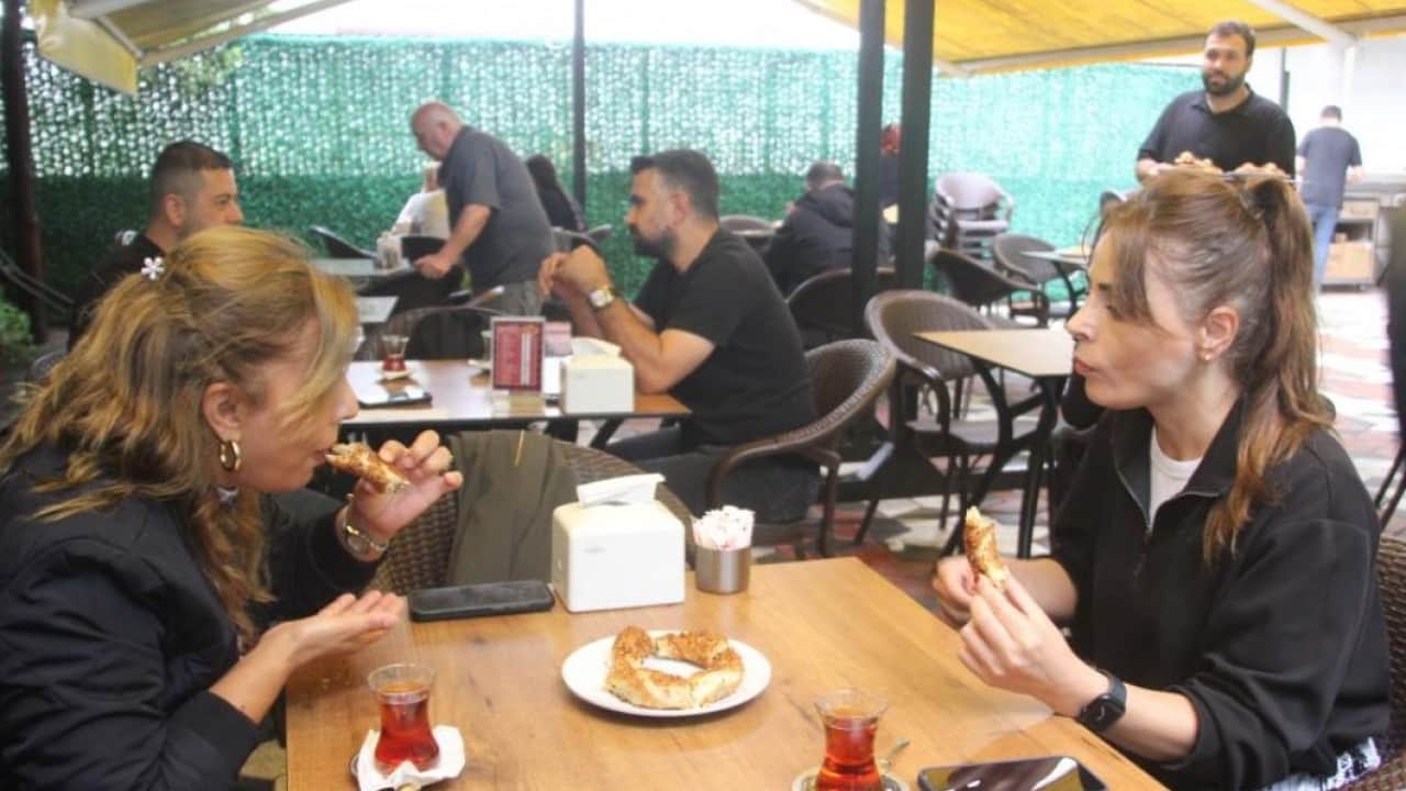 Foto - Hamsi ve simit aynı tabakta buluştu! ’Balık ekmek oluyorsa balık simit de olur’