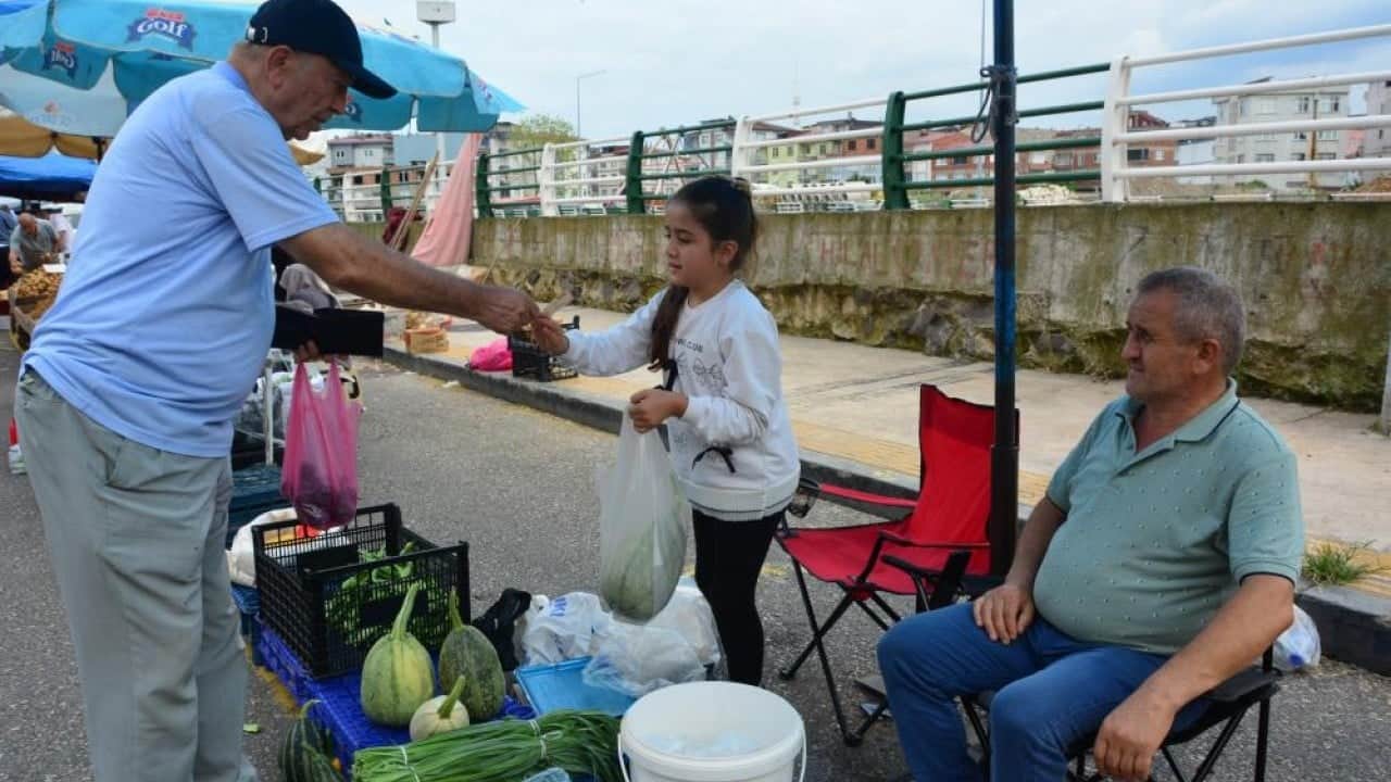 Hasta babasının eli ayağı oldu Tezgahların en küçük pazarcısı