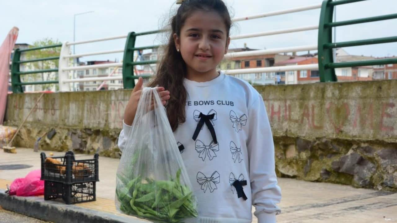Foto - Hasta babasının eli ayağı oldu Tezgahların en küçük pazarcısı