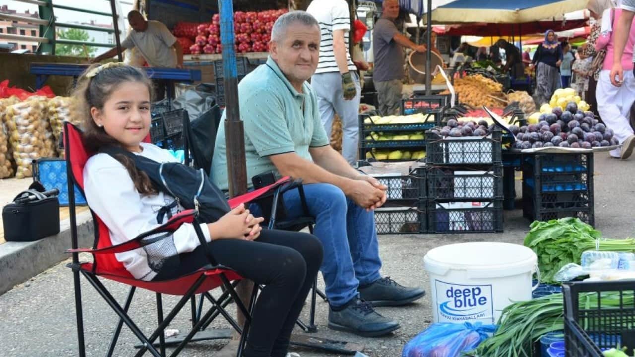 Foto - Hasta babasının eli ayağı oldu Tezgahların en küçük pazarcısı
