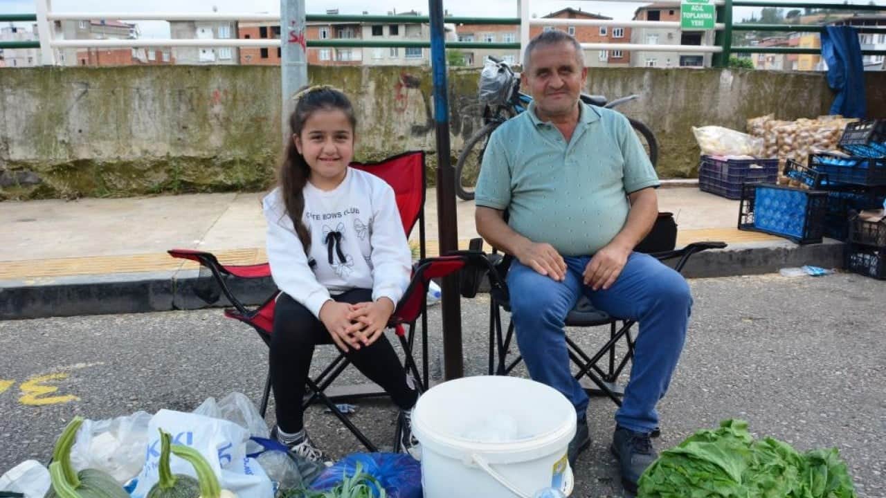 Foto - Hasta babasının eli ayağı oldu Tezgahların en küçük pazarcısı