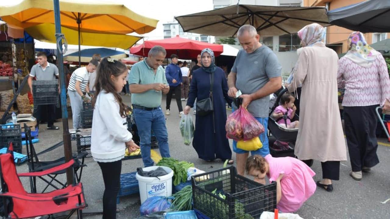 Foto - Hasta babasının eli ayağı oldu Tezgahların en küçük pazarcısı