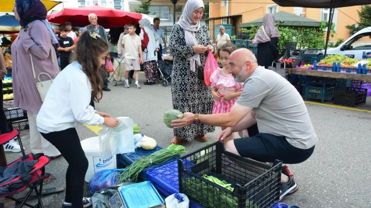 Foto - Hasta babasının eli ayağı oldu Tezgahların en küçük pazarcısı