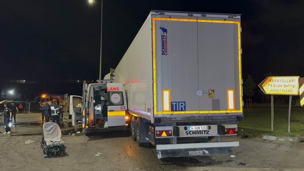 Foto - Hasta taşıyan ambulans tırla çarpıştı! 3'ü sağlıkçı 6 yaralı