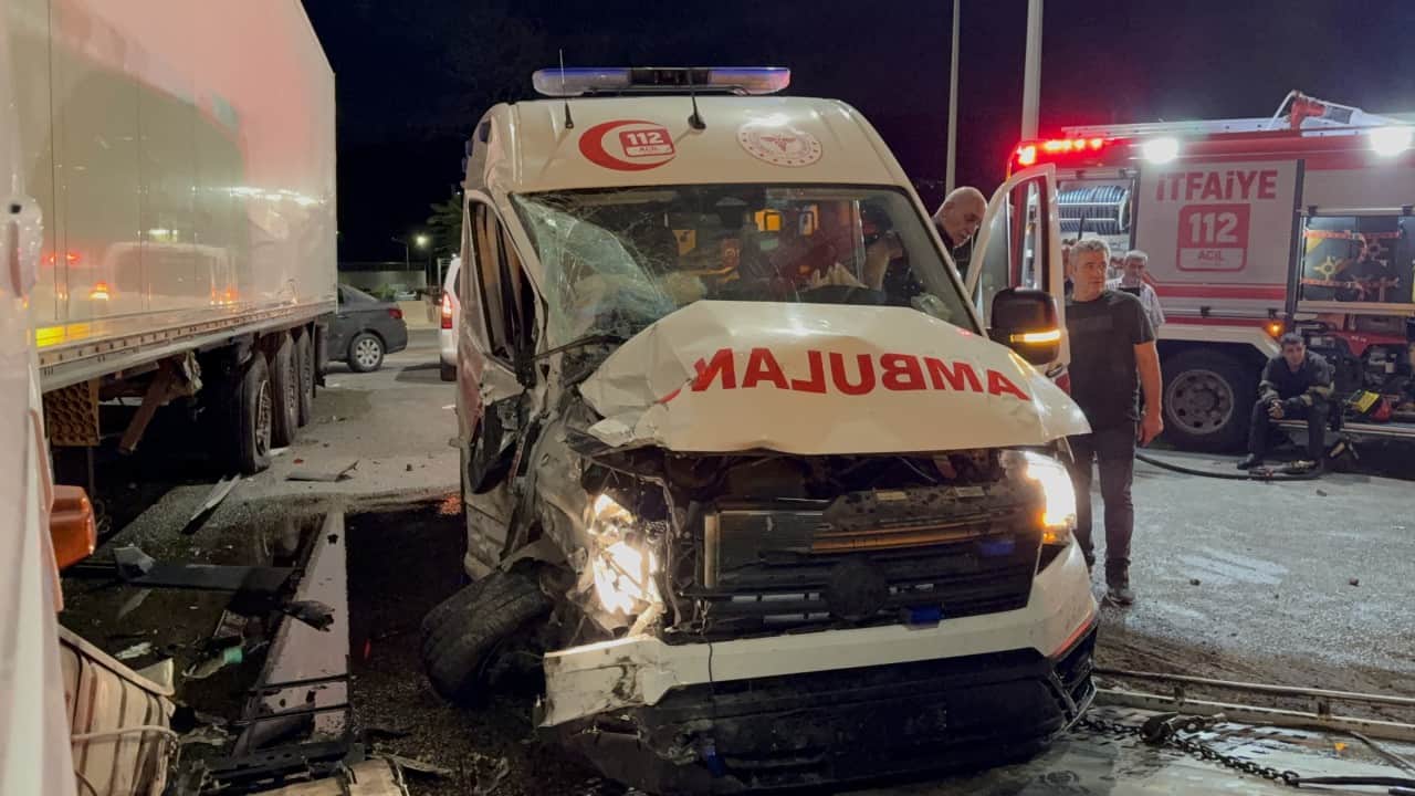Foto - Hasta taşıyan ambulans tırla çarpıştı! 3'ü sağlıkçı 6 yaralı