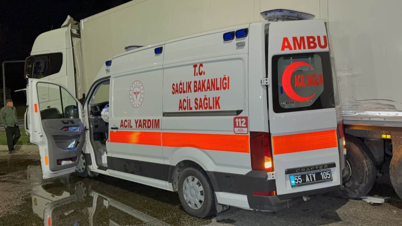 Foto - Hasta taşıyan ambulans tırla çarpıştı! 3'ü sağlıkçı 6 yaralı