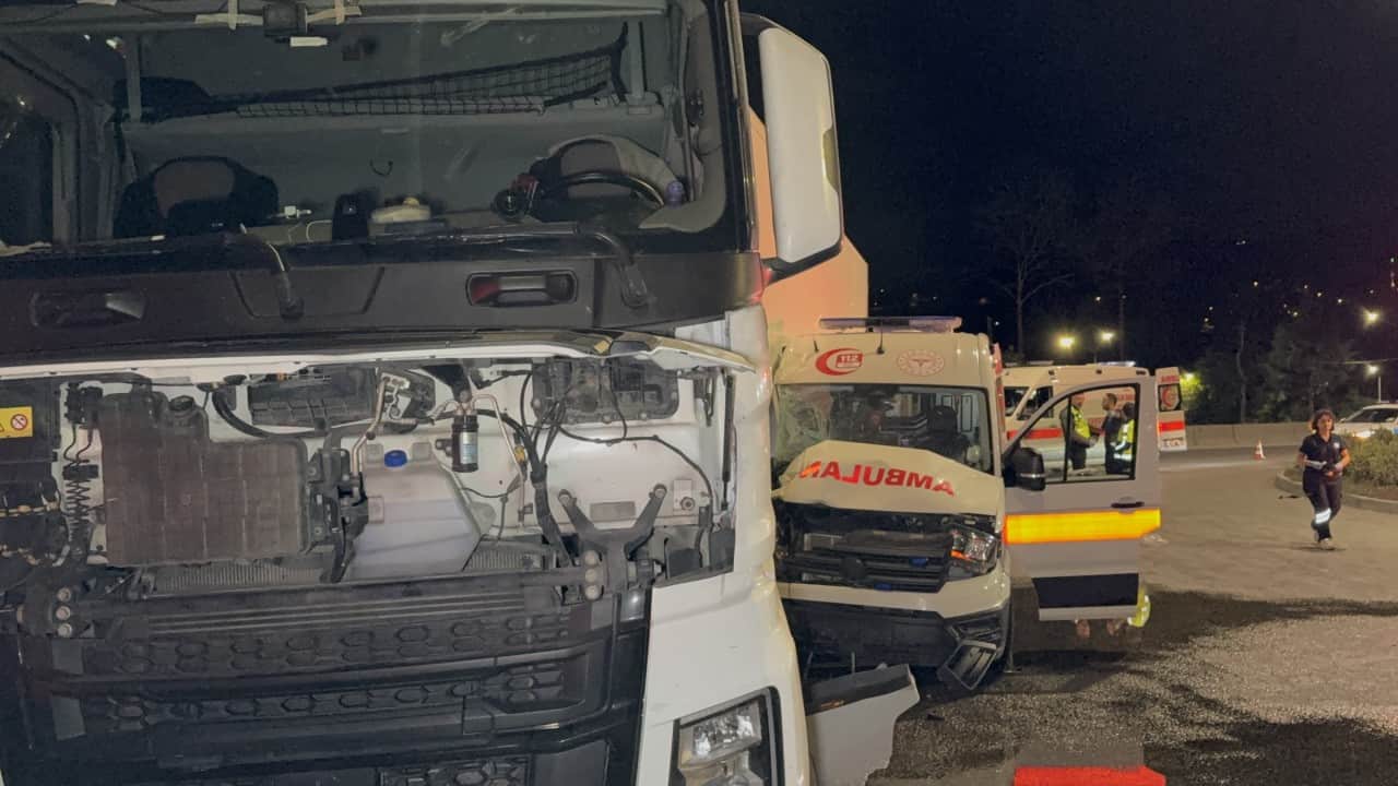 Foto - Hasta taşıyan ambulans tırla çarpıştı! 3'ü sağlıkçı 6 yaralı