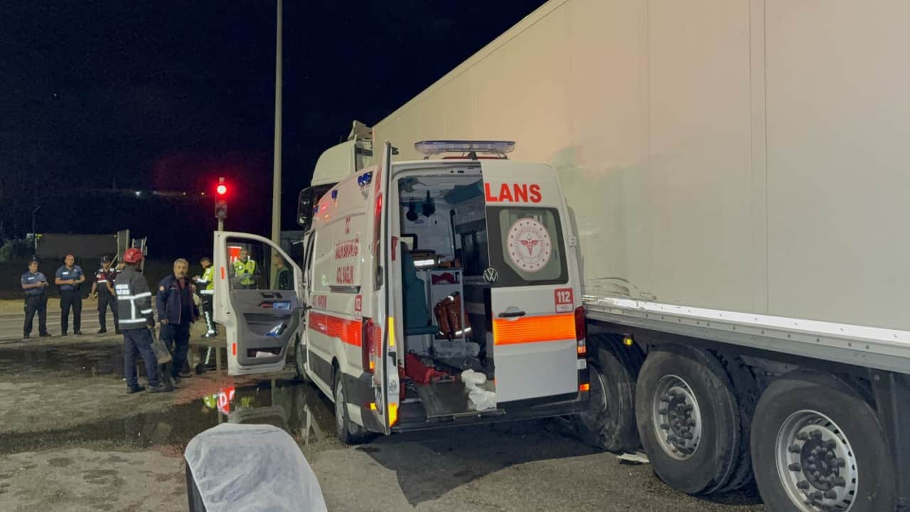Foto - Hasta taşıyan ambulans tırla çarpıştı! 3'ü sağlıkçı 6 yaralı