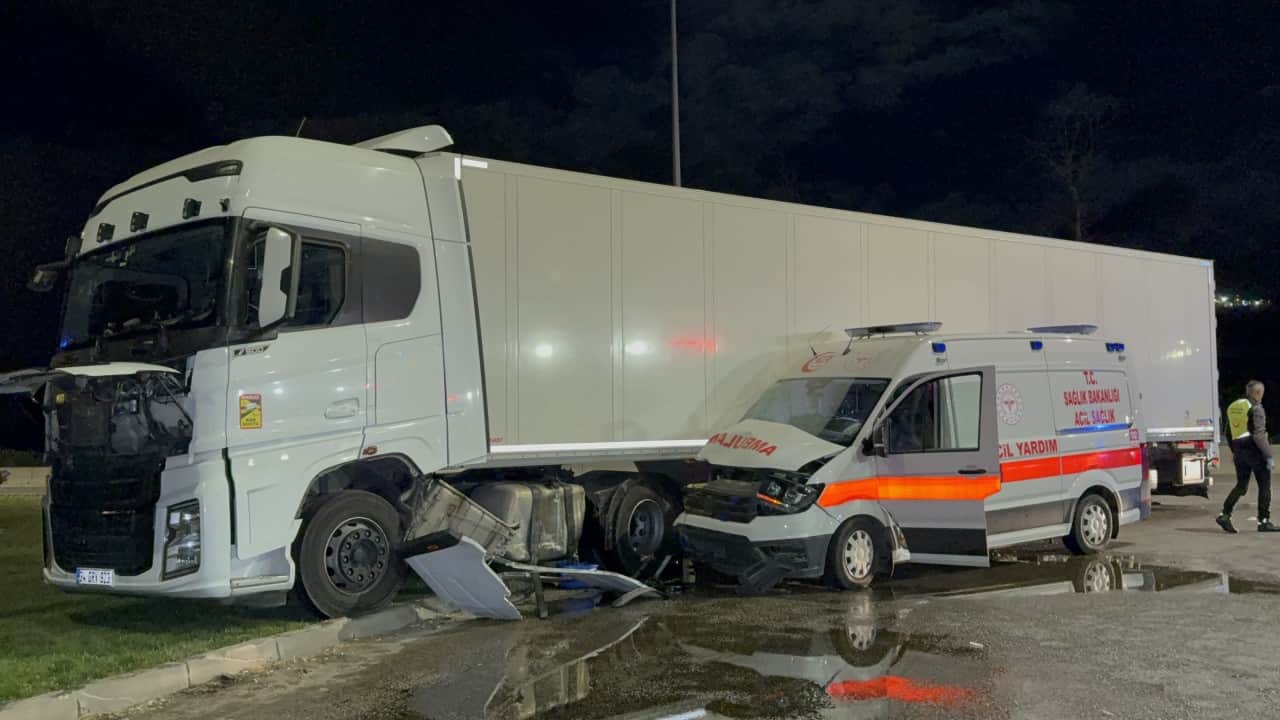 Foto - Hasta taşıyan ambulans tırla çarpıştı! 3'ü sağlıkçı 6 yaralı