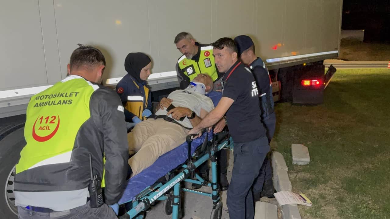 Foto - Hasta taşıyan ambulans tırla çarpıştı! 3'ü sağlıkçı 6 yaralı