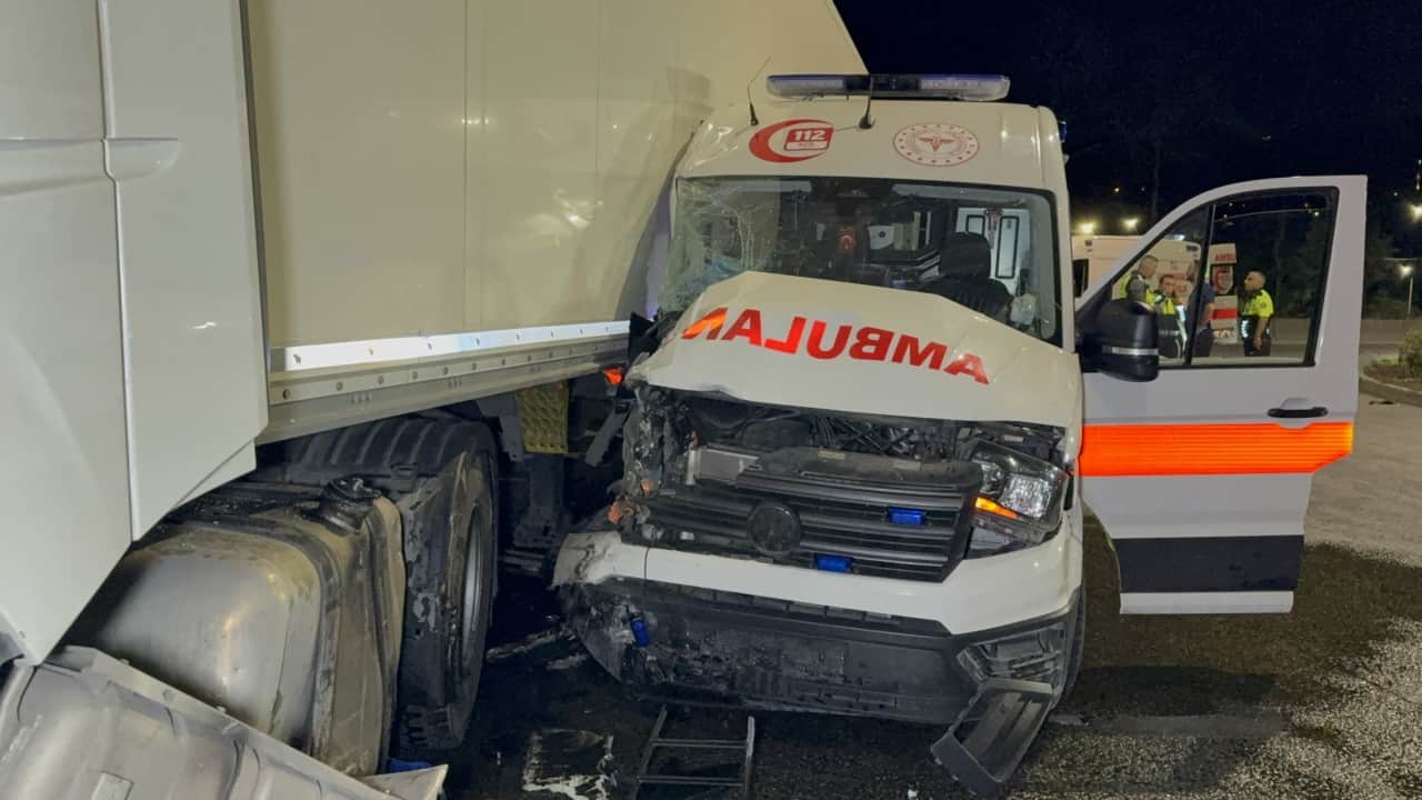 Foto - Hasta taşıyan ambulans tırla çarpıştı! 3'ü sağlıkçı 6 yaralı