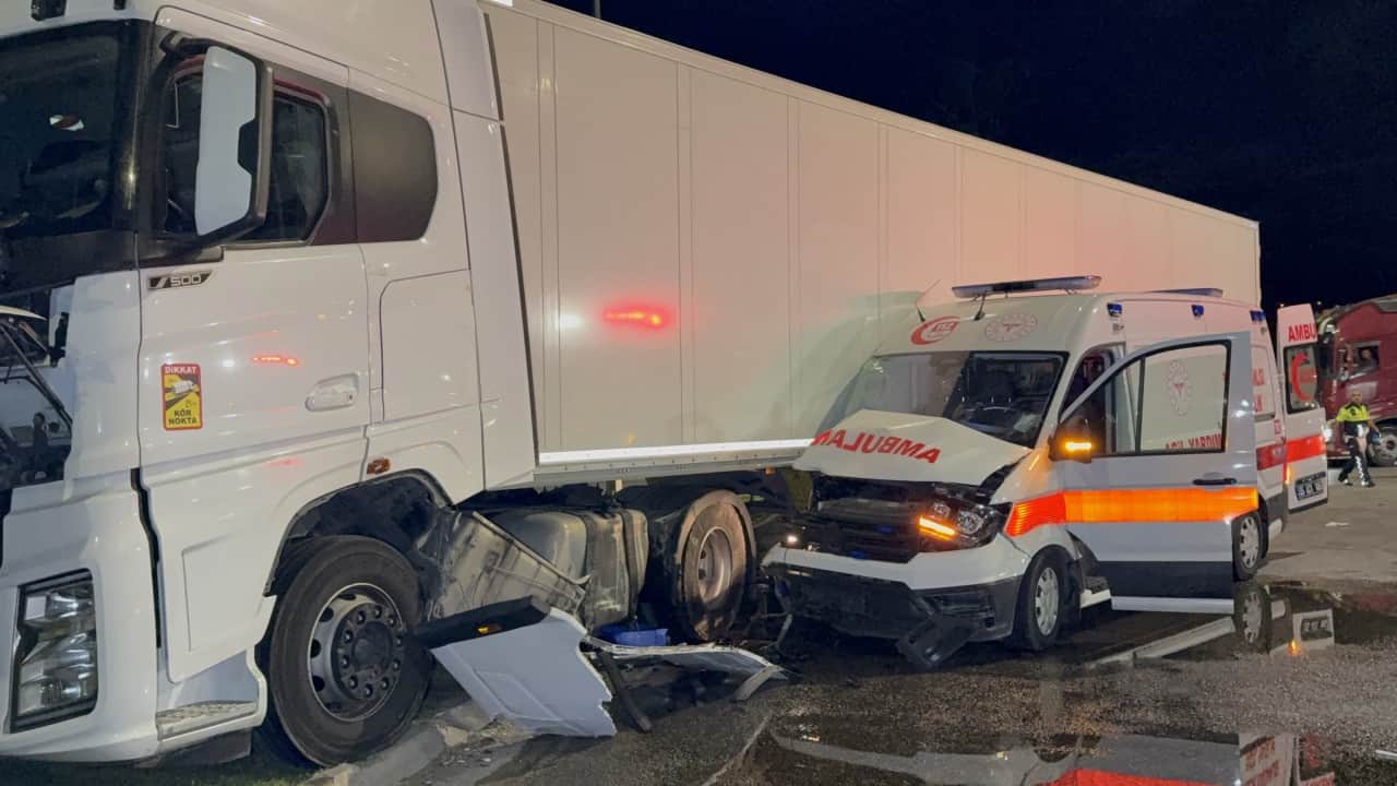 Foto - Hasta taşıyan ambulans tırla çarpıştı! 3'ü sağlıkçı 6 yaralı