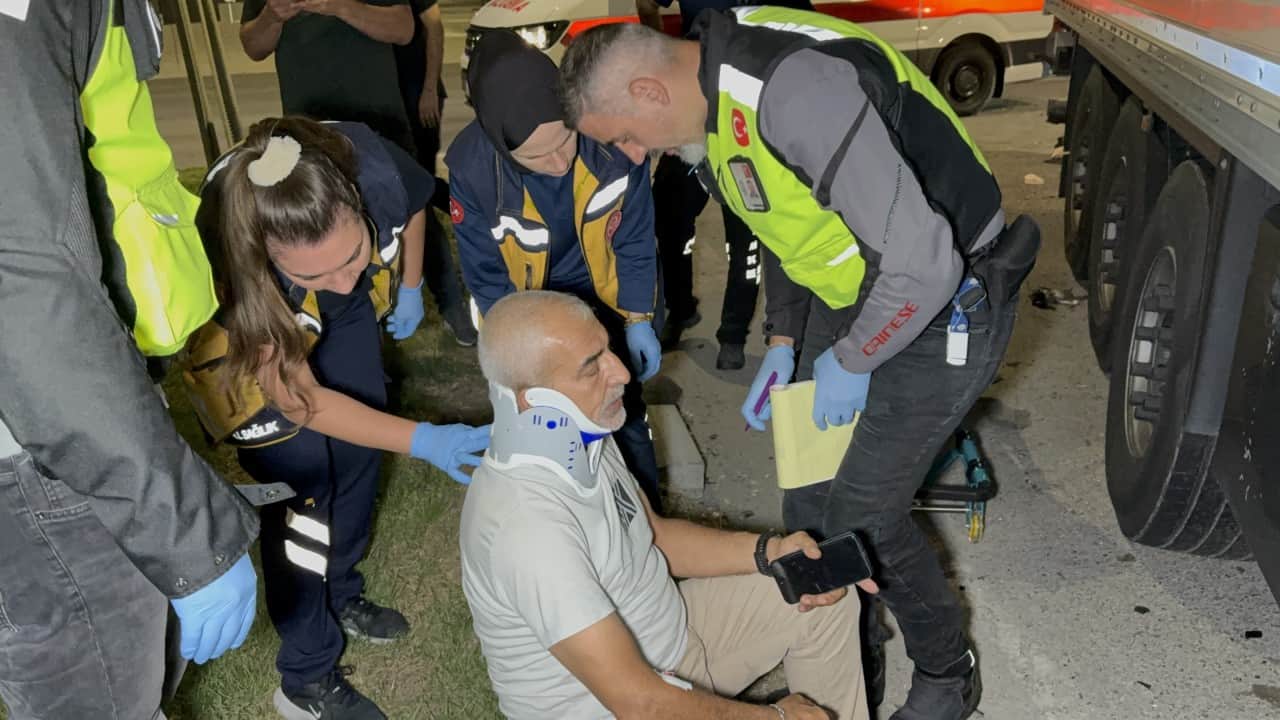 Foto - Hasta taşıyan ambulans tırla çarpıştı! 3'ü sağlıkçı 6 yaralı