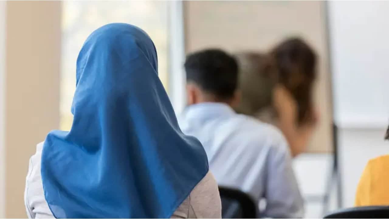 Foto - Hastalıklı kafa yine yapacağını yaptı! Okullar başörtüsü yasağıyla başladı