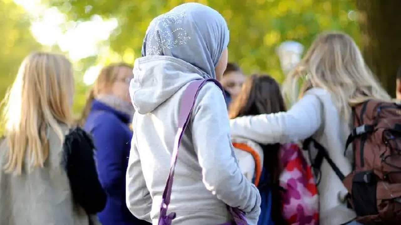 Foto - Hastalıklı kafa yine yapacağını yaptı! Okullar başörtüsü yasağıyla başladı