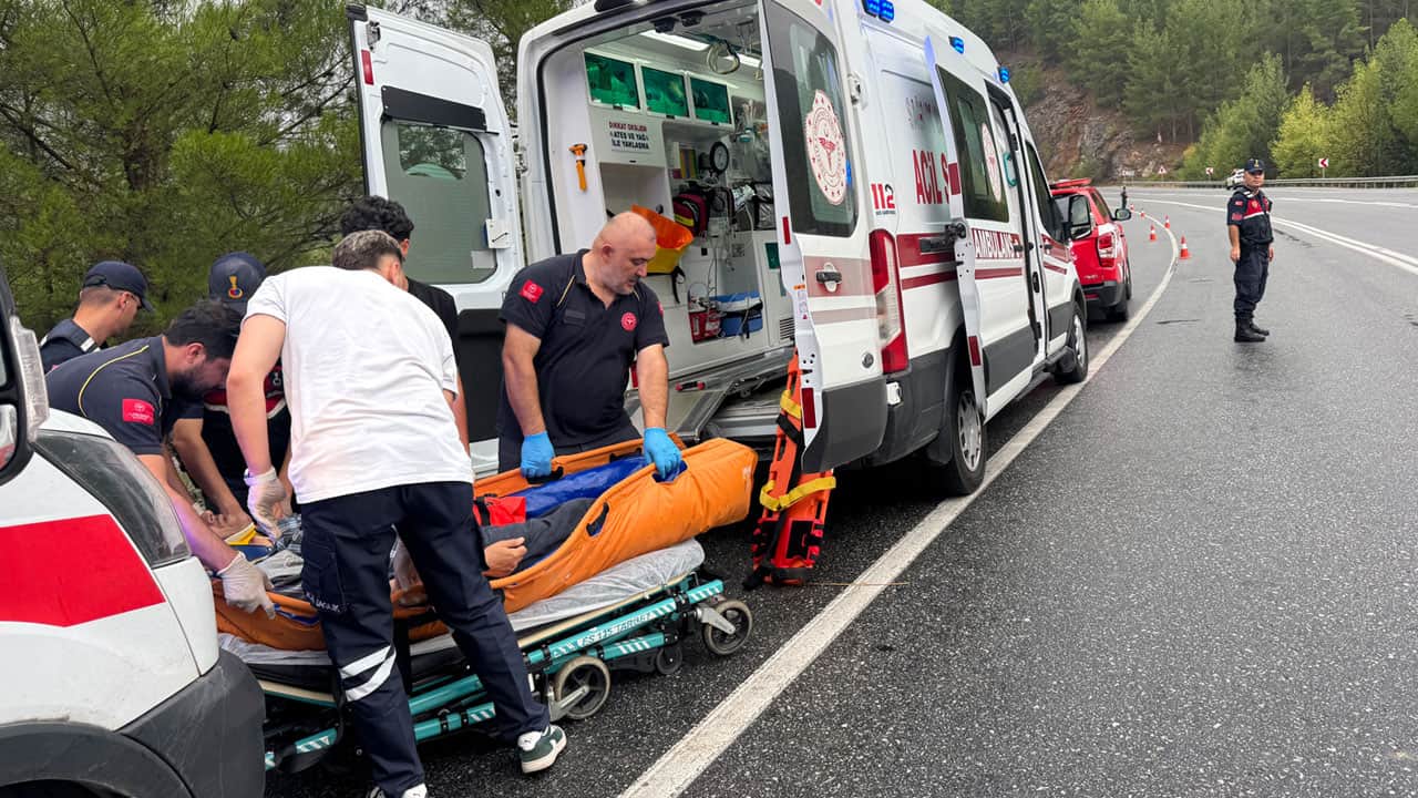 Foto - Hastaneden taburcu oldu, eve götürülürken yolda ağaca çarpıp öldü 