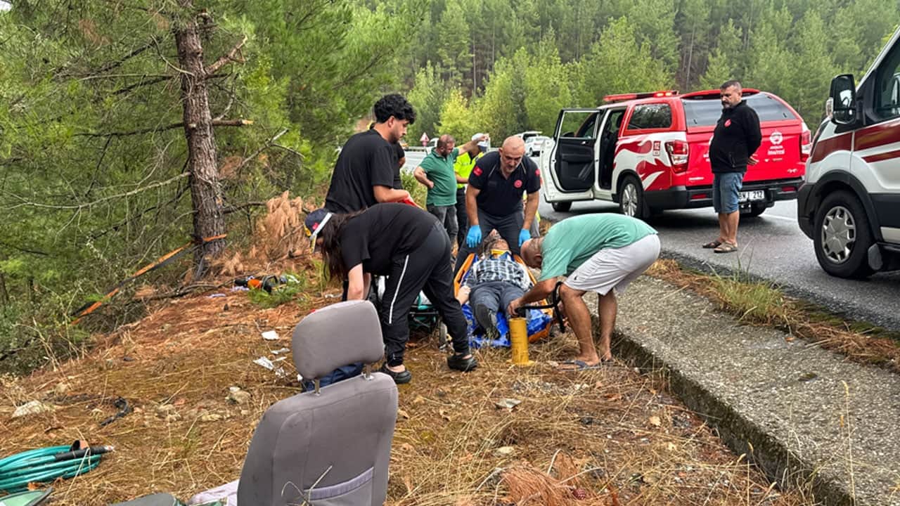 Hastaneden taburcu oldu, eve götürülürken yolda ağaca çarpıp öldü 