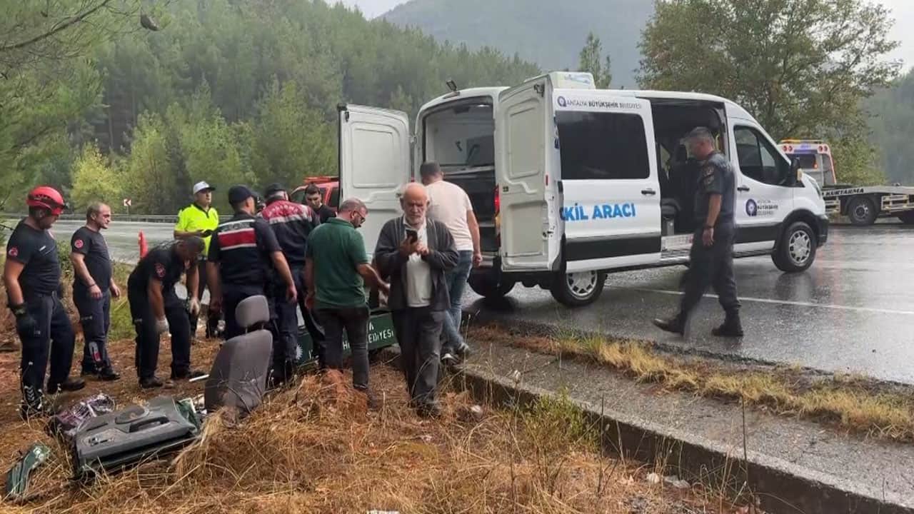 Foto - Hastaneden taburcu oldu, eve götürülürken yolda ağaca çarpıp öldü 